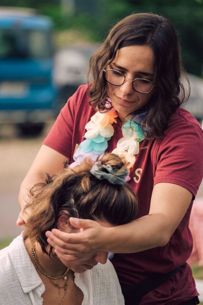 Telma massant pendant un événement