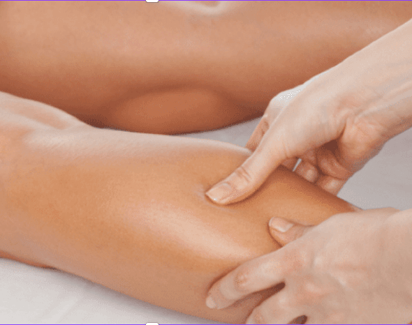 mains massant un mollet