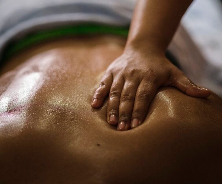 massage à l'huile le long de la colonne