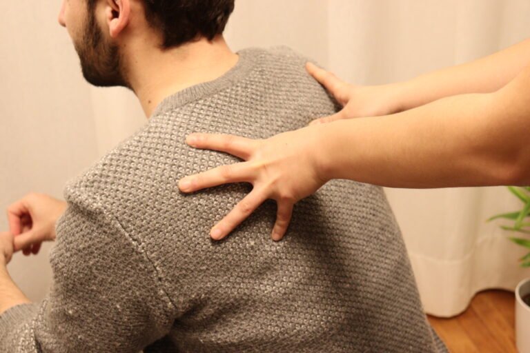 Mains en train d'effectuer des pressions sur un dos