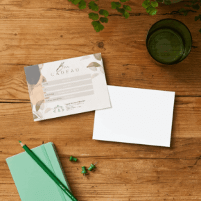 carte cadeau sur un bureau en bois