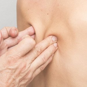 massage précis de trigger points entre les omoplates